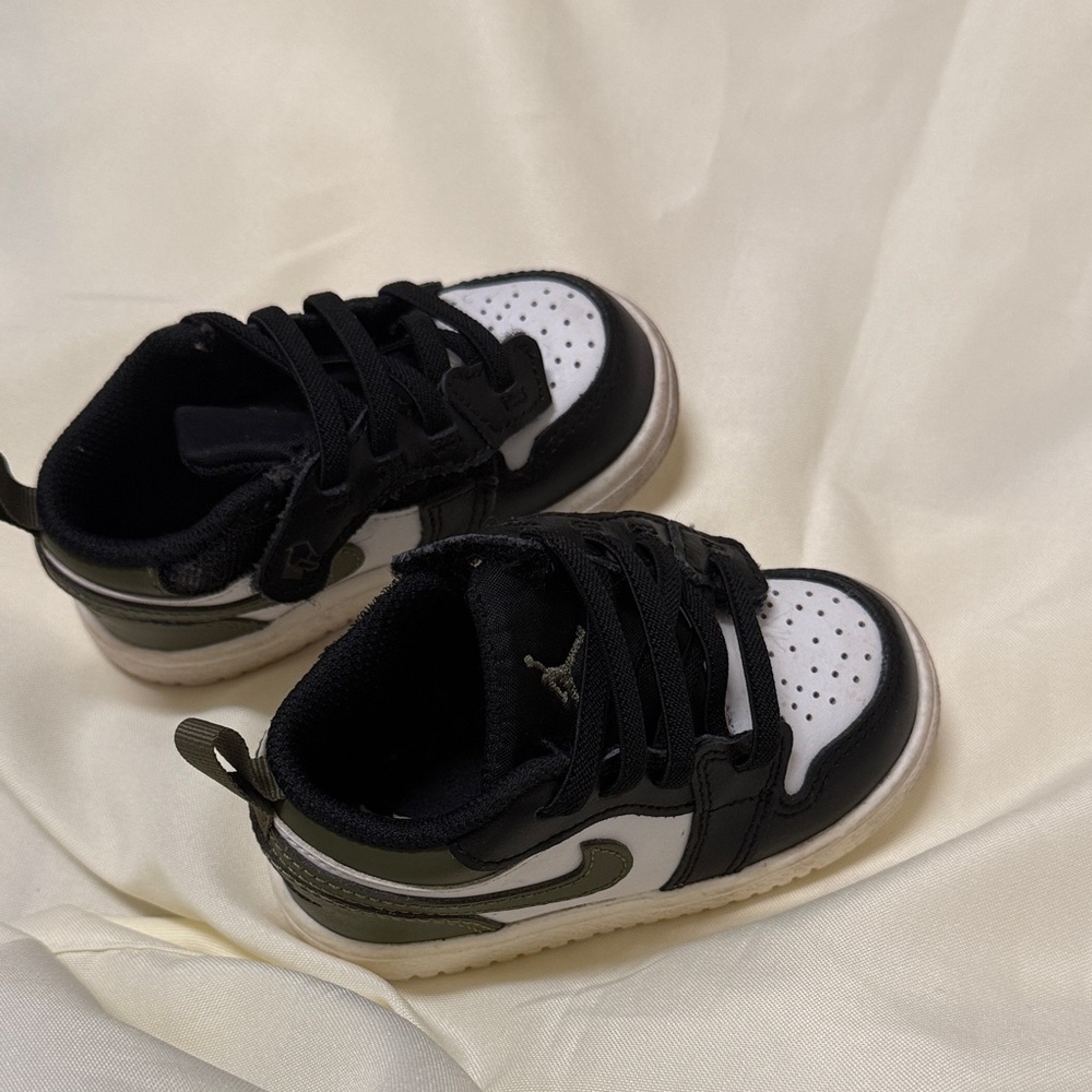 Nike Kids Black and White Sneakers #838